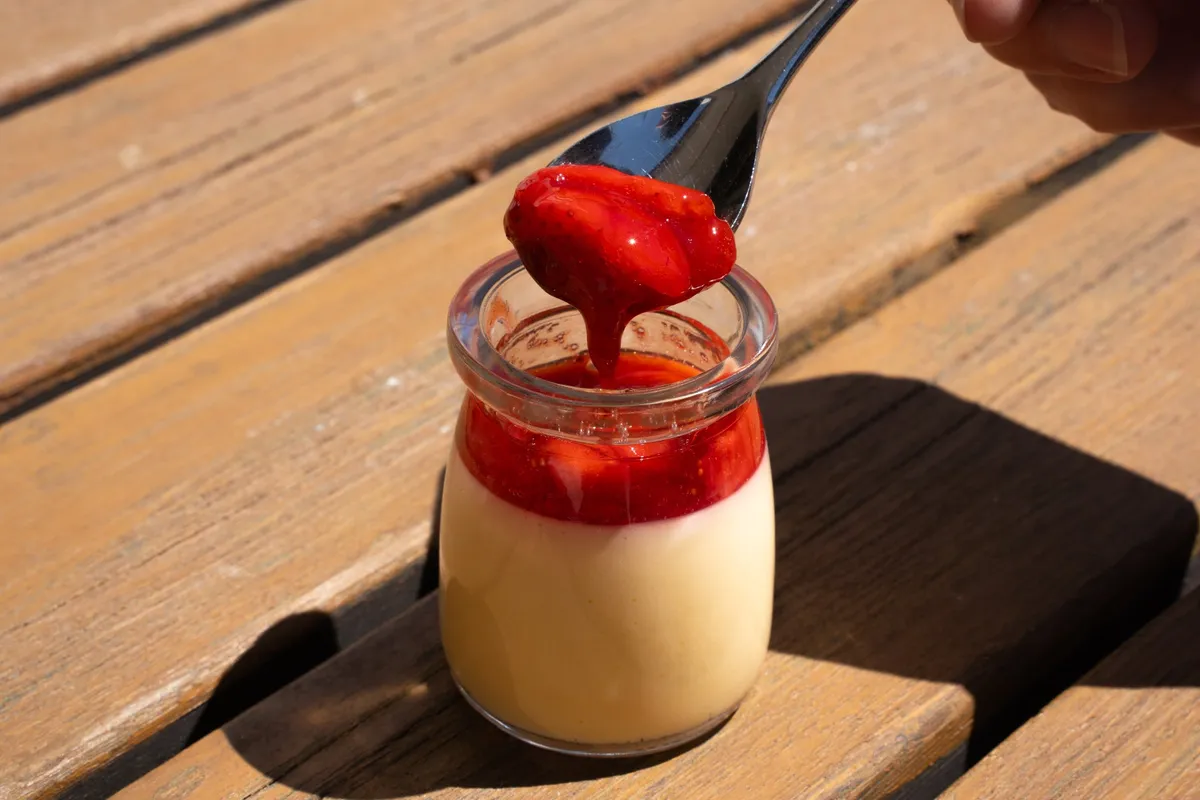 スプーンですくった果肉たっぷりの苺ソース