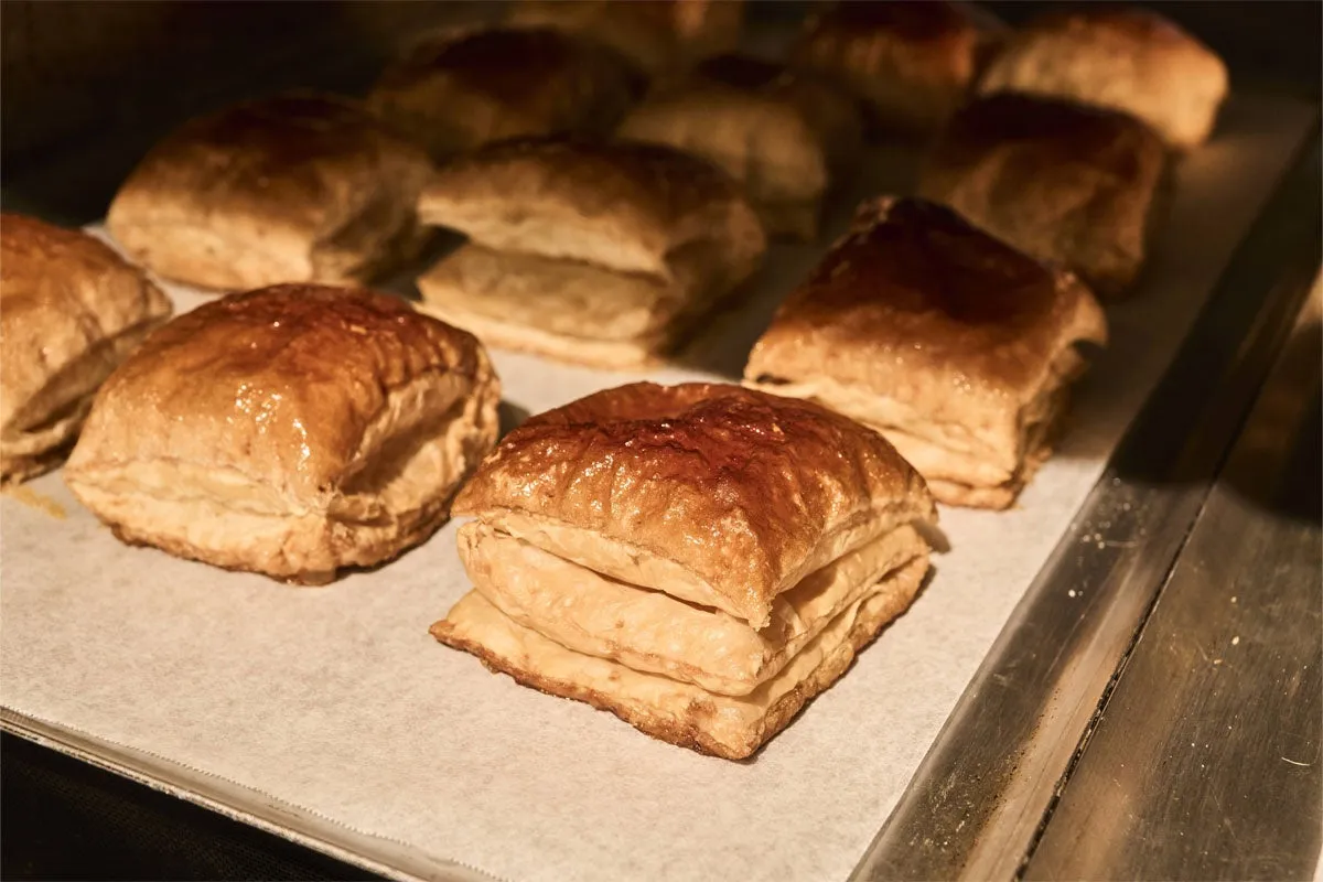 オーブンの中で黄金色に焼き上がったボリュームのあるパイ生地
