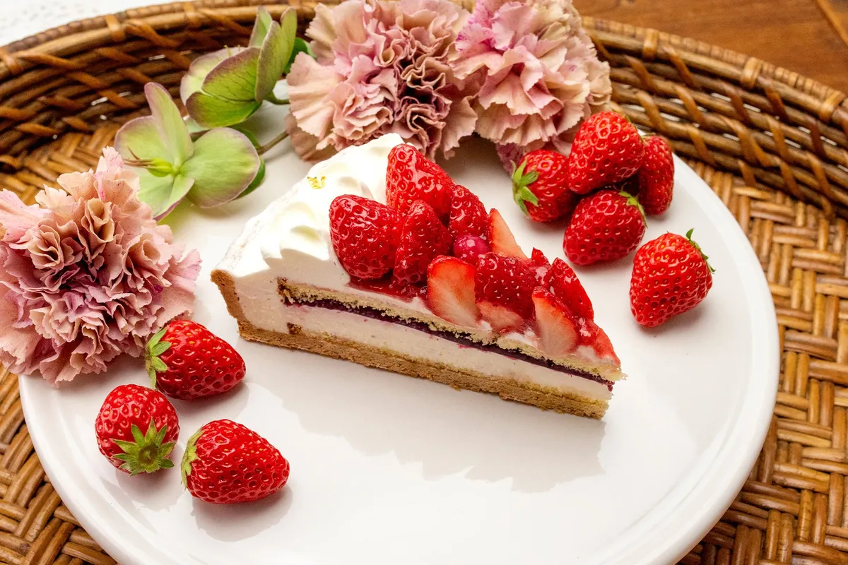 ベリージャムとクリームが層になったタルトの断面