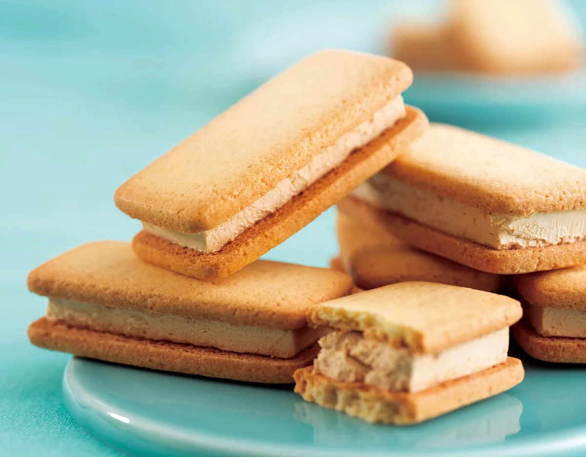 厚みのあるコーヒークリームをサンドしたクッキーのアップ