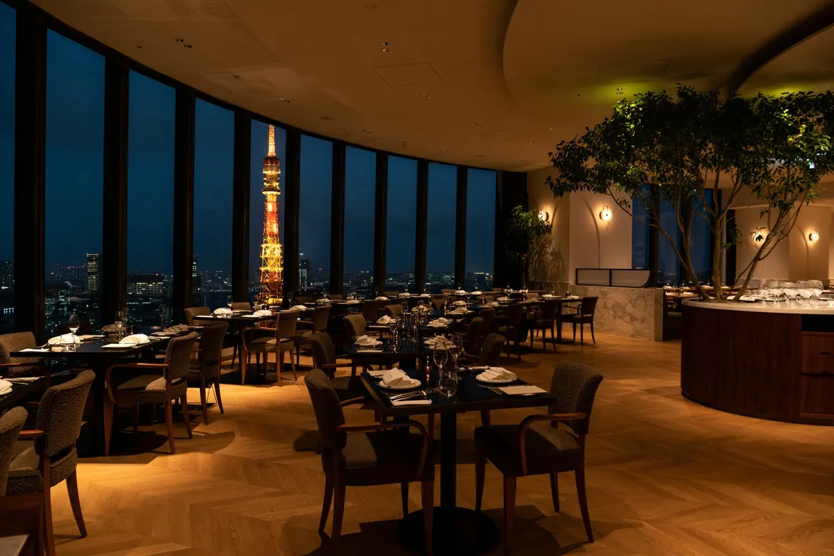 ライトアップされた東京タワーを望む夜のロマンチックな店内