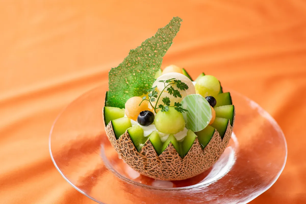 メロン半玉を器にしたインパクト抜群の「まるごとメロンサンデー」