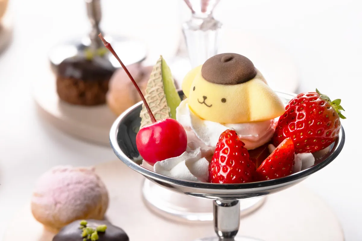 ポムポムプリンを添えたフルーツたっぷりのプリンアラモード