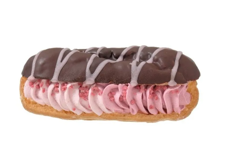 溢れんばかりのいちごクリームとトッピングが施されたエクレアの側面
