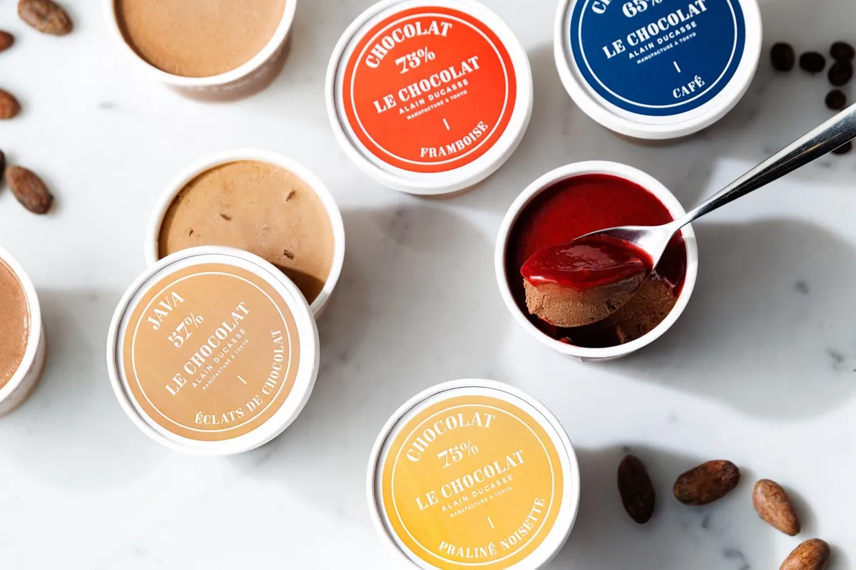 フランボワーズソースが鮮やかなショコラアイス