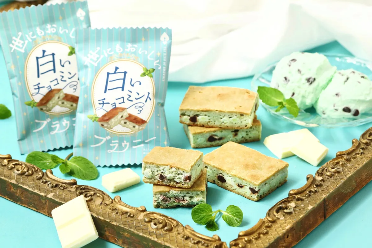 白いチョコミントブラウニーのパッケージと白チョコ、ミントの盛り付け