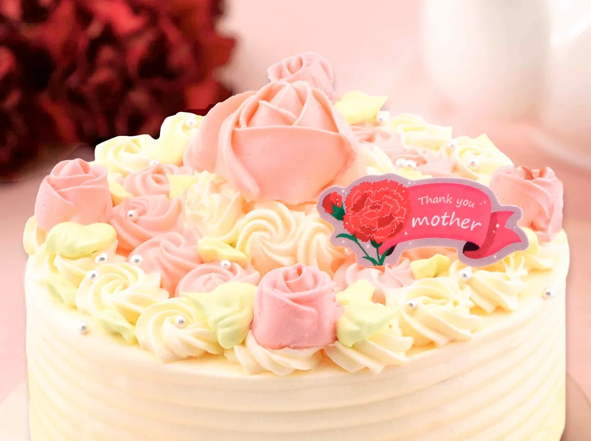 職人の手絞りによる繊細な薔薇のデコレーションとメッセージプレートのアップ