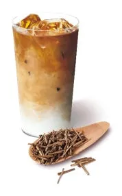涼やかな加賀棒ほうじ茶ラテと厳選された茶葉