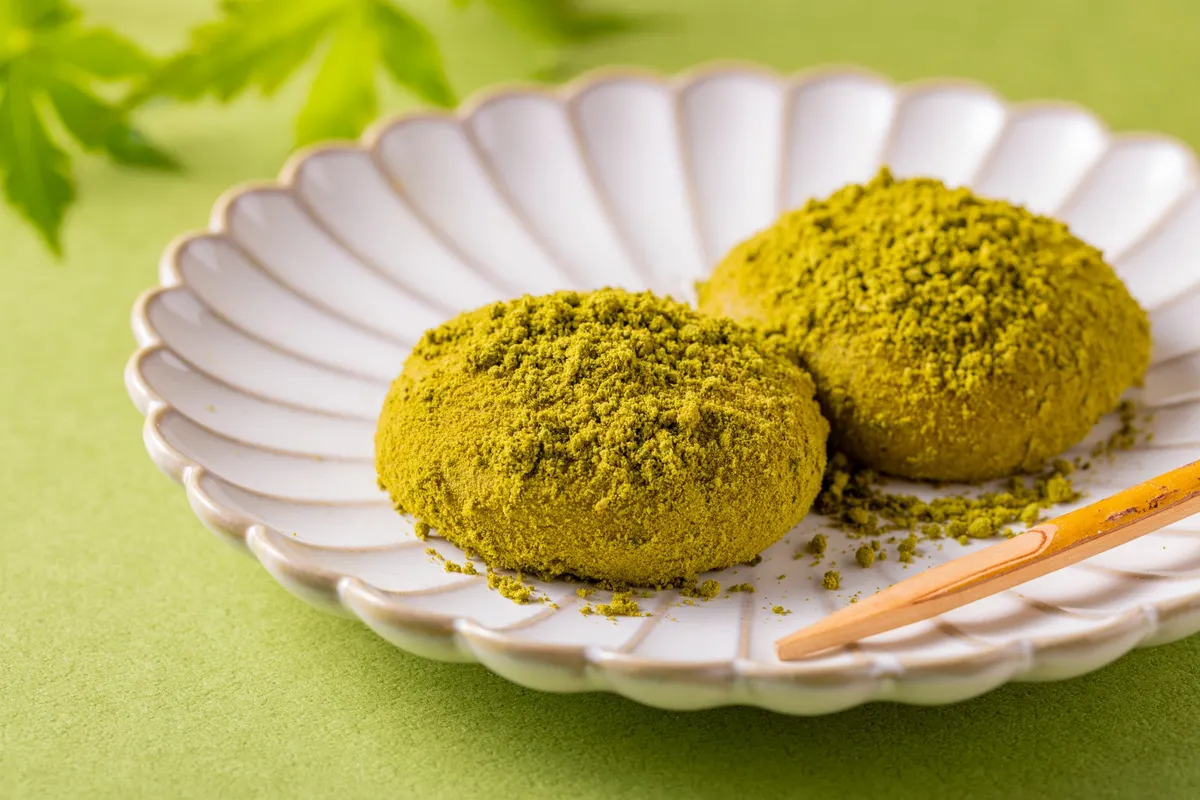 抹茶を贅沢にまぶした抹茶砂利餅