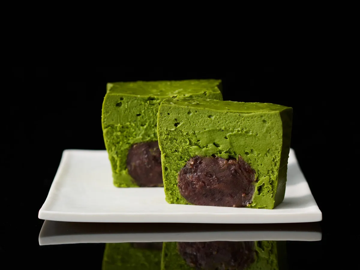 宇治抹茶のテリーヌの中にたっぷりと詰まった小豆餡