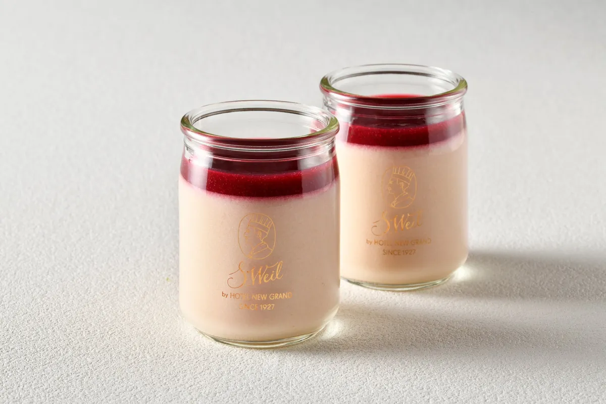 赤桃のピューレが鮮やかな桃のババロア