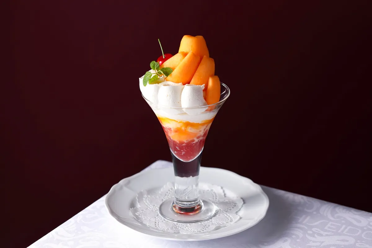 オレンジ色が鮮やかな九州産枇杷をたっぷり盛り付けたパフェ