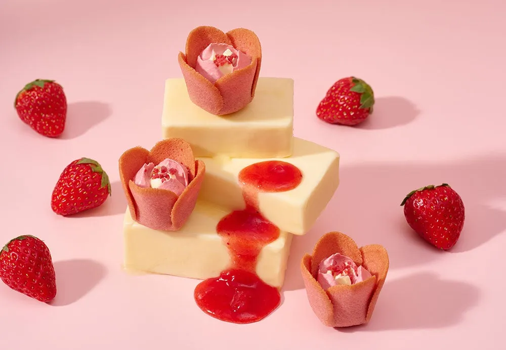 バターのブロックに乗せられたストロベリーバターと苺ソース