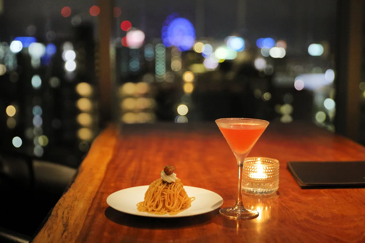 夜景をバックに楽しむモンブランとカクテル