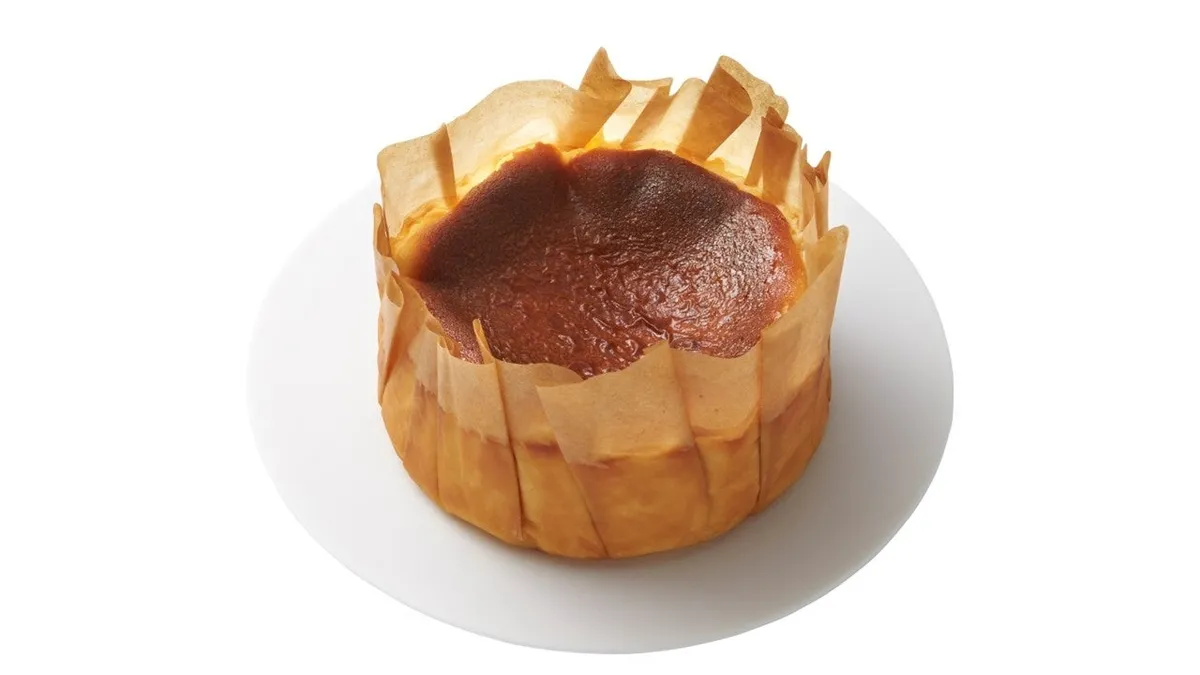 こんがりとした焼き色が美しい、ホール状態のクリームリッチチーズケーキ