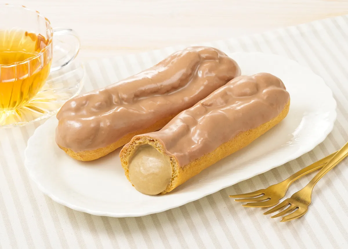 お皿に盛られたエクレア（モカ）と溢れ出すコーヒーカスタードクリーム
