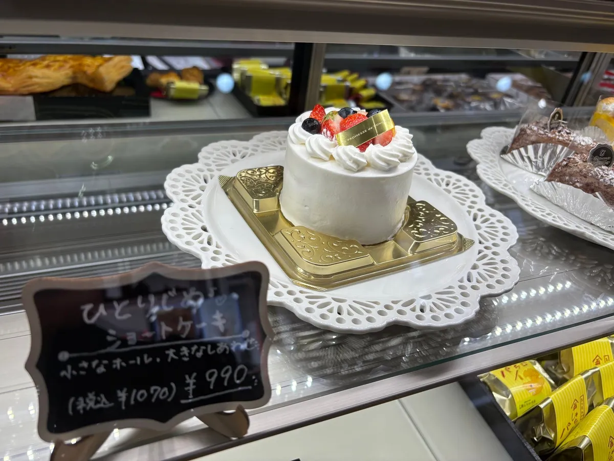 ショーケースに並ぶひとりじめショートケーキと手書きの価格札
