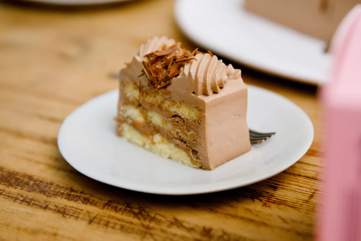 CHOCOLATE BOXの断面。スポンジとクリーム、クルミの層が見える様子