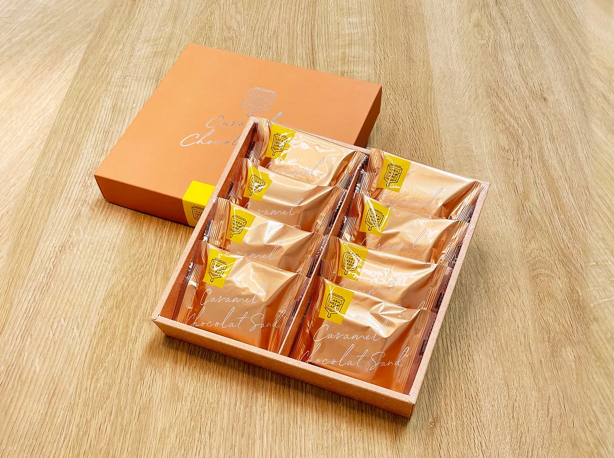 金色の個包装が並んだ8個入りのギフトボックス