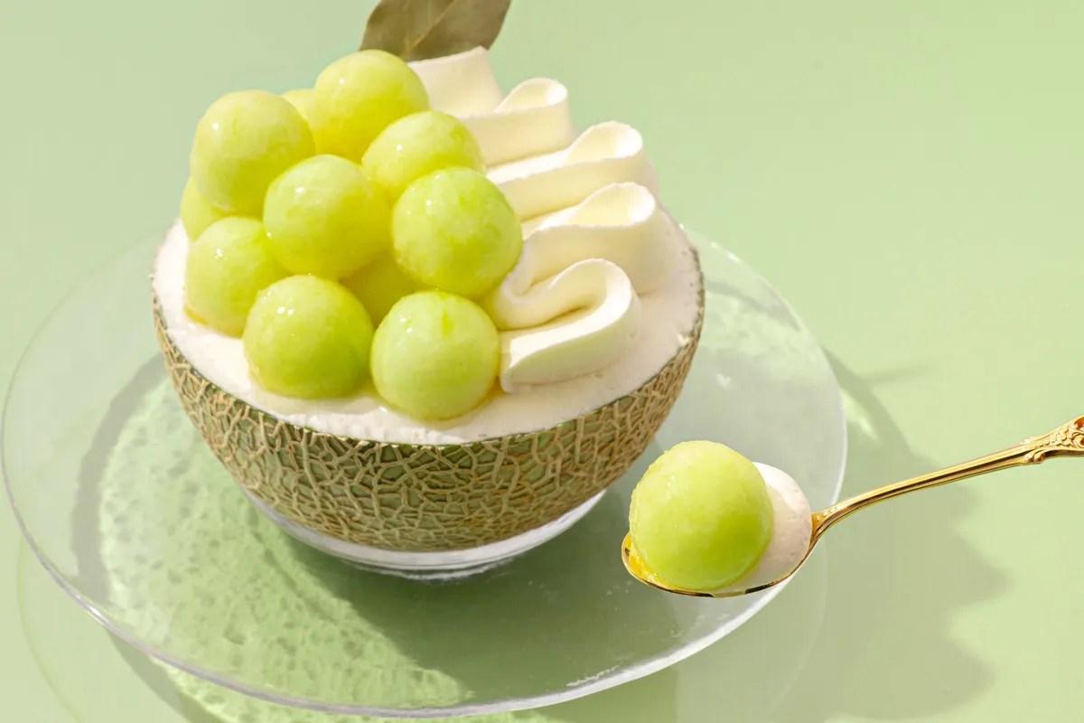 スプーンで持ち上げられたまるいメロンの果肉