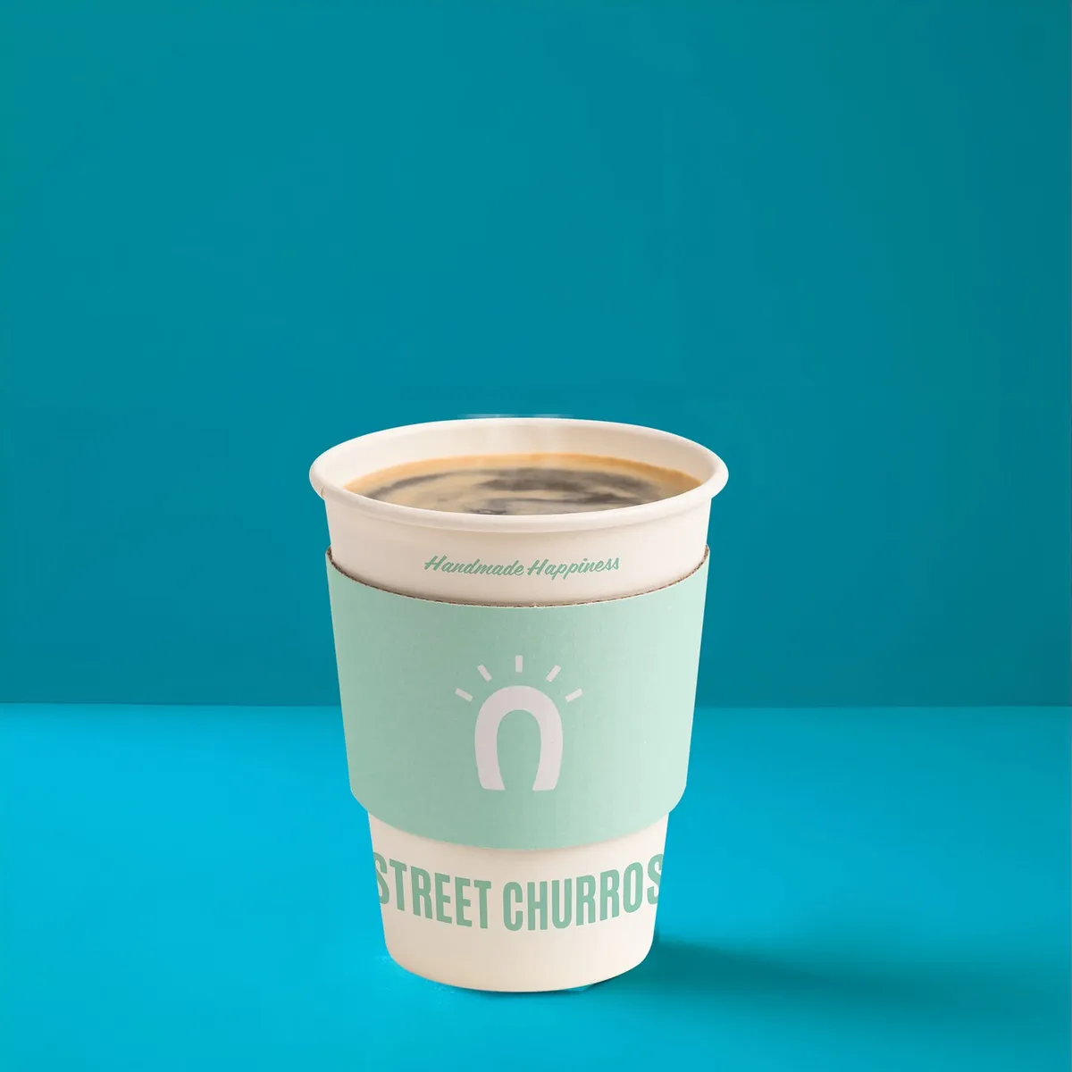 ブランドロゴ入りのカップに注がれた本格コーヒー