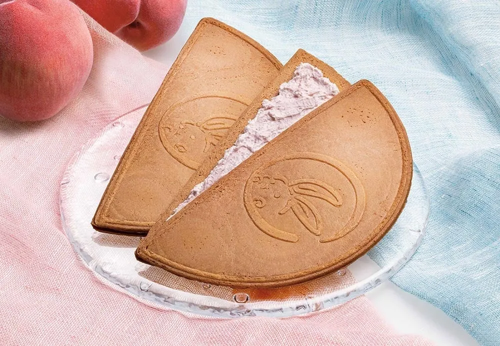 白桃クリームをサンドした鎌倉白桃半月