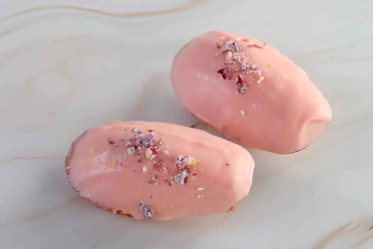 ピンク色のレモンとバラのマドレーヌ