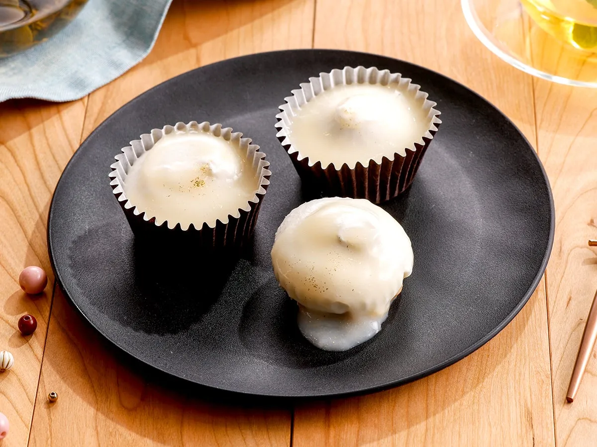 金粉をあしらい、上品に仕上げられたレアチーズケーキ あまさけソース