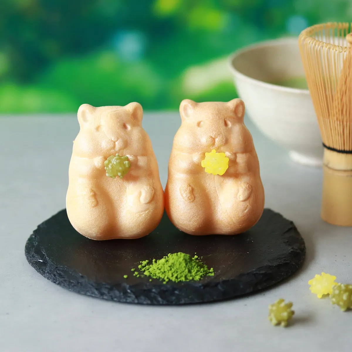 金平糖を抱えて並ぶハムスター