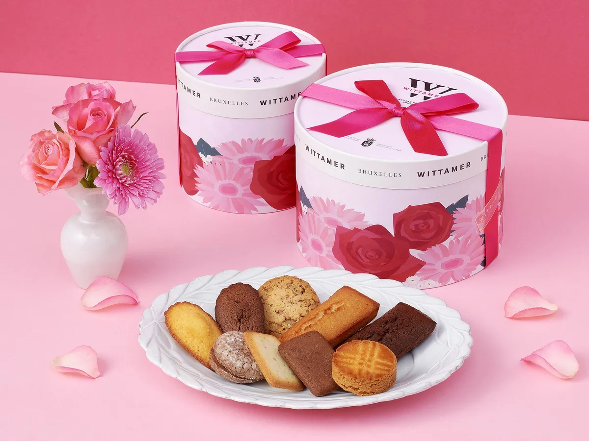 バラとガーベラが描かれたエレガントなパッケージのフルーレット・エッセンシャル