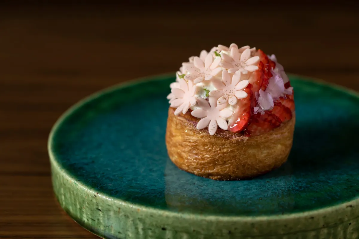 苺と桜の花びらが舞う華やかなデニッシュ