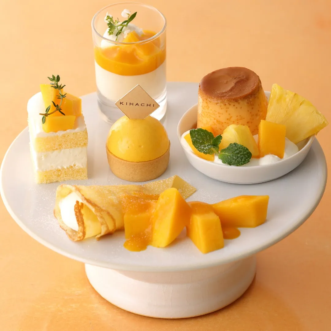 ショートケーキやプリンが並ぶ上段プレート