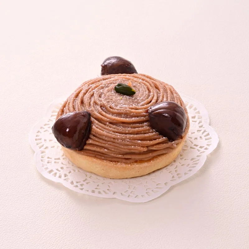 栗の渋皮煮が添えられた伝統のモンブラン