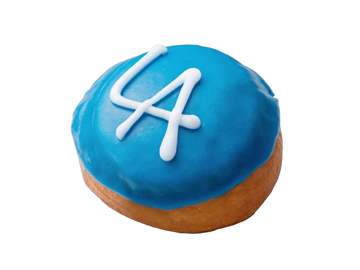 LAの青空をイメージした鮮やかなブルーのドーナツ