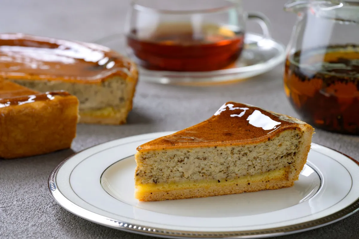 上品なティータイムを演出する伊勢茶のスイーツと紅茶のセット