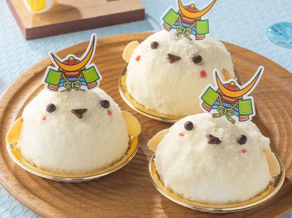 兜をかぶった可愛らしいシマエナガのケーキ