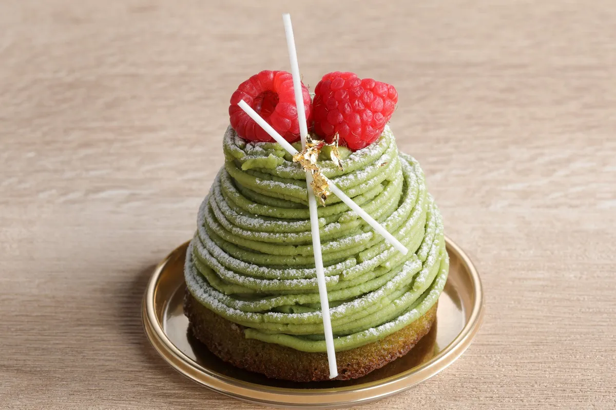 ラズベリーが飾られた抹茶モンブラン