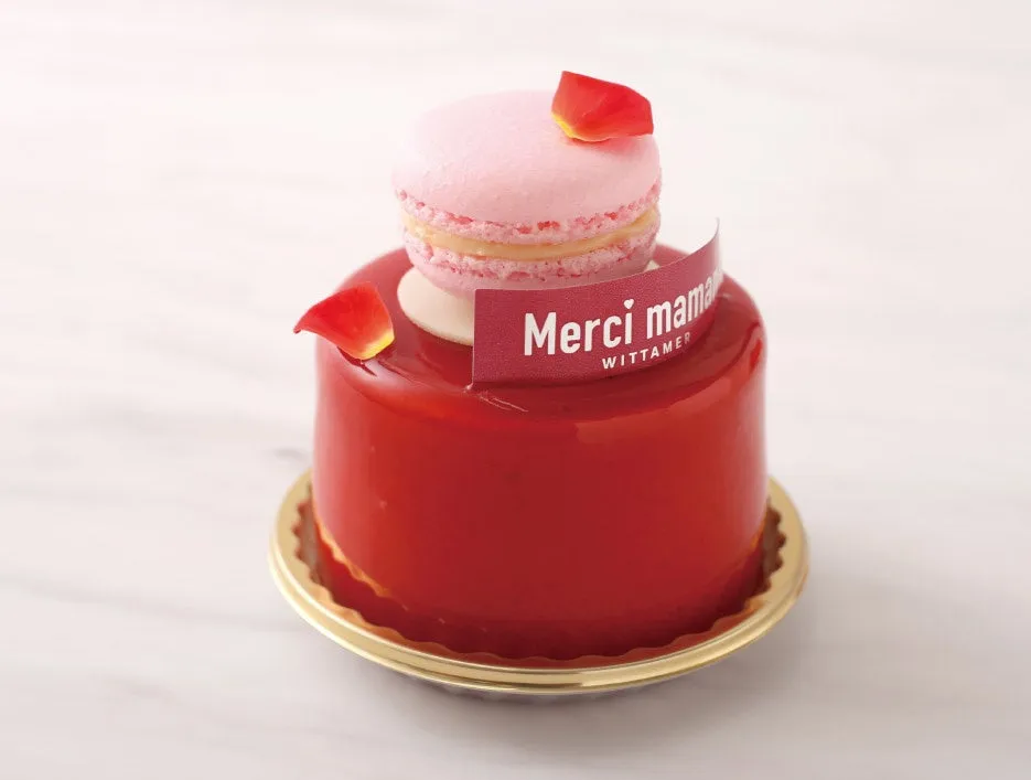 マカロンと花びらで飾られた新作小物ケーキのア・ママン