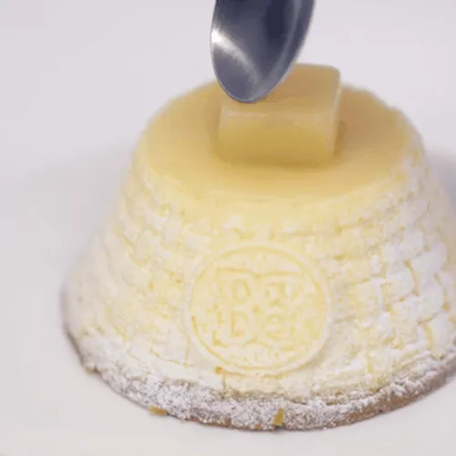 スプーンを入れるとバターソースがあふれ出す様子