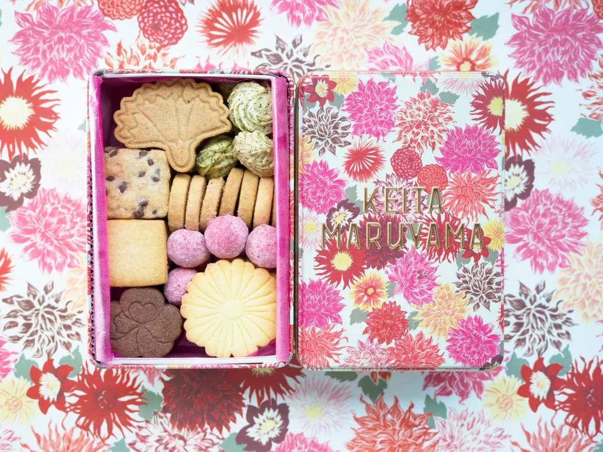 ケイタ マルヤマのクッキー缶「DAHLIA」と色とりどりのクッキー