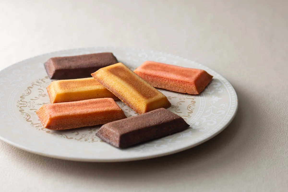 皿に盛り付けられた3種のフィナンシェ