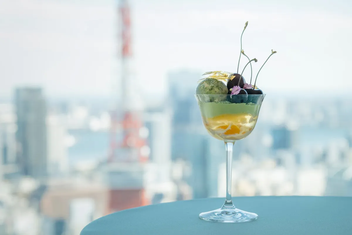 抹茶のグリーンとチェリーの赤が鮮やかな抹茶と初夏のチェリー