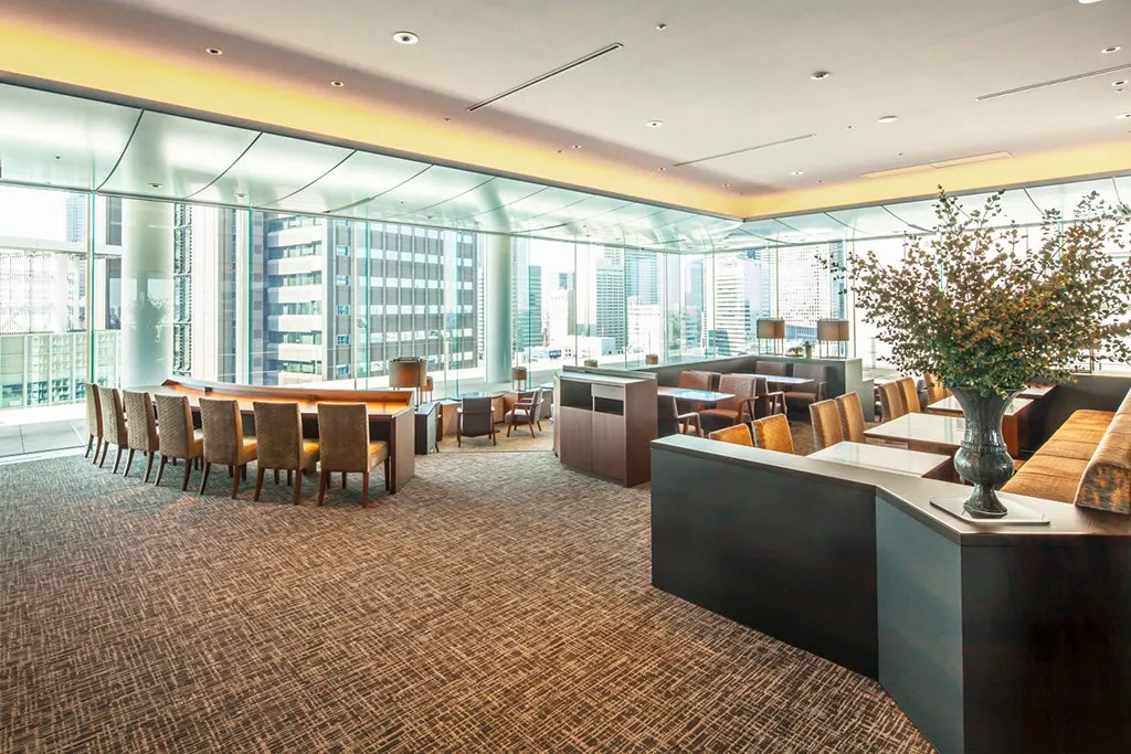 新宿の街並みを一望できる20階「ラウンジ サウスコート」の店内