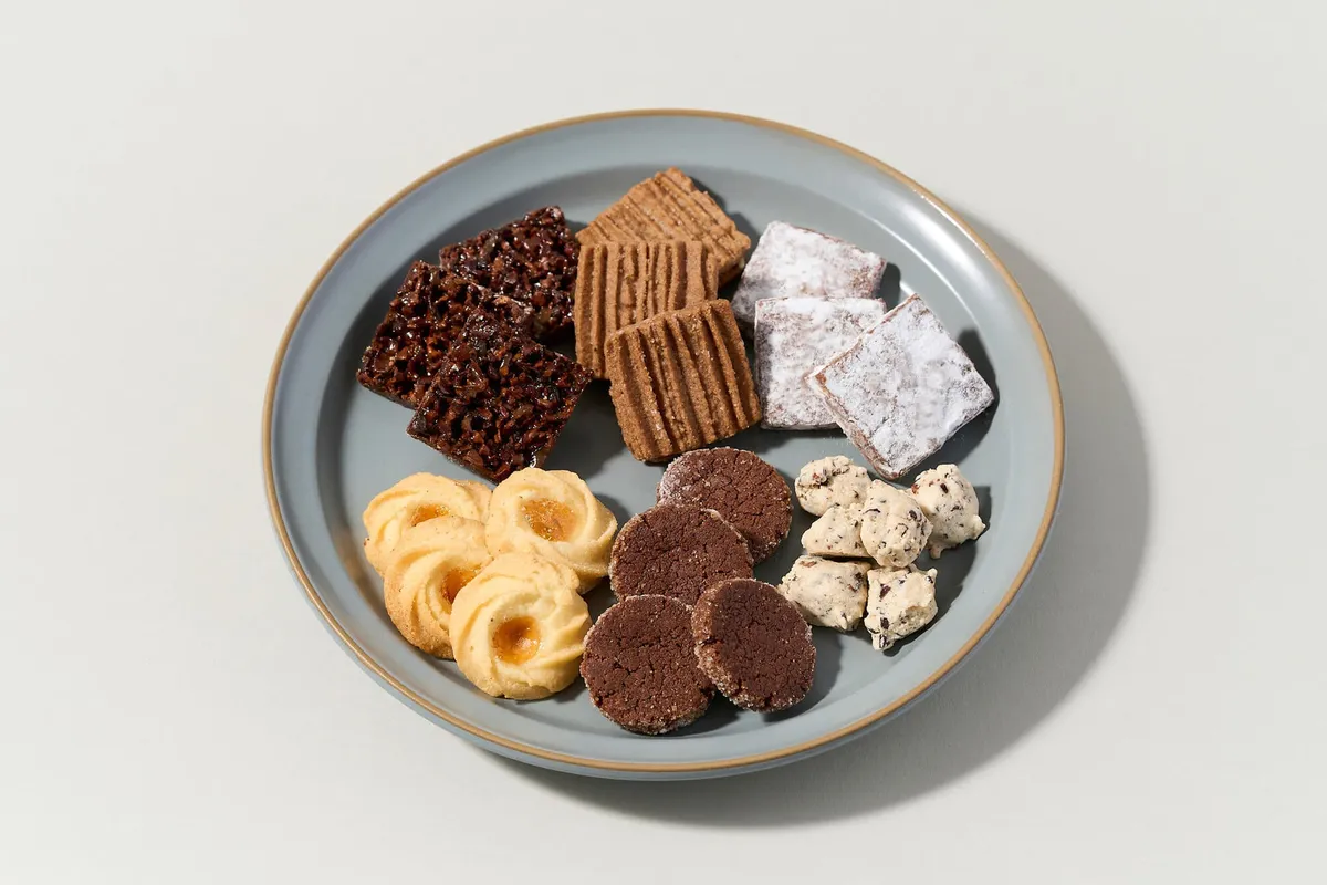 皿に盛り付けられたバラエティ豊かなクッキー