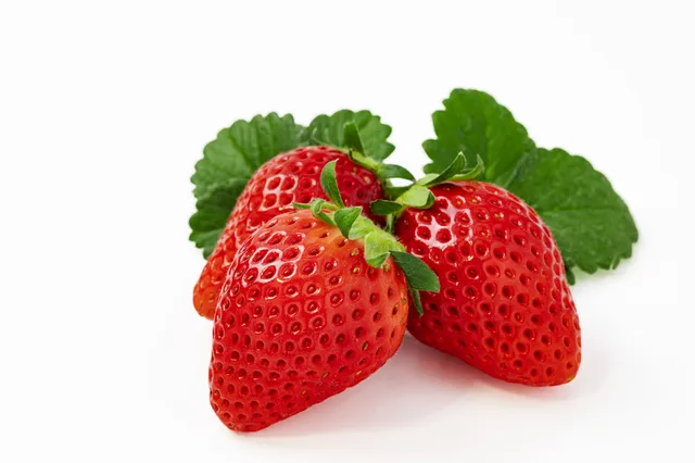 鮮やかで瑞々しい真っ赤な3粒のいちご