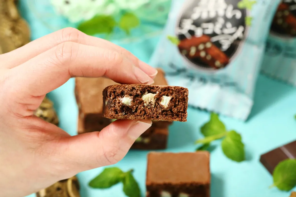 黒いチョコミントブラウニーの断面。ミントチップがたっぷり入っている様子