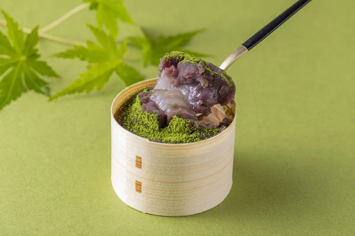 わっぱもちをスプーンですくい上げる様子