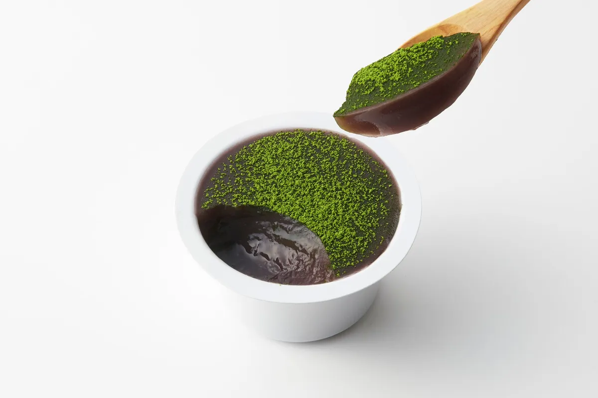 抹茶がたっぷりかかった本生羊羹をスプーンですくう瞬間