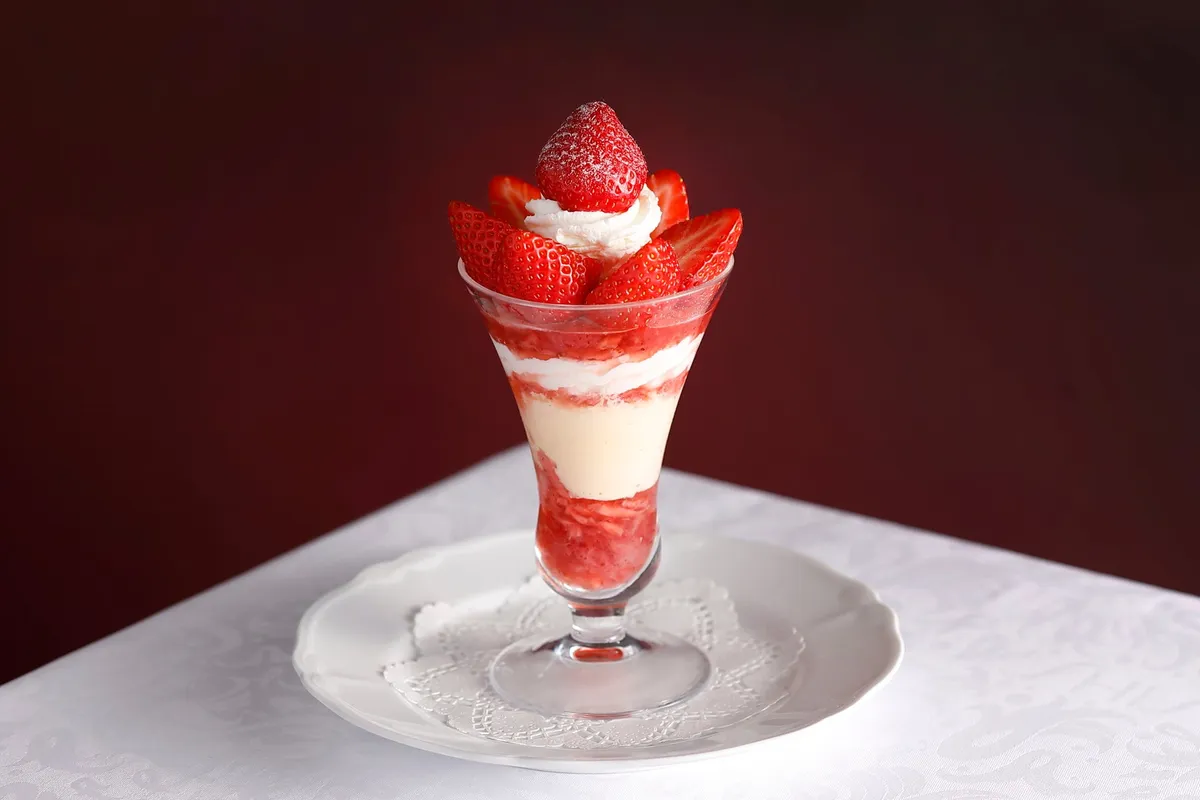 真っ赤なアスカルビーが山のように盛られたストロベリーパフェ