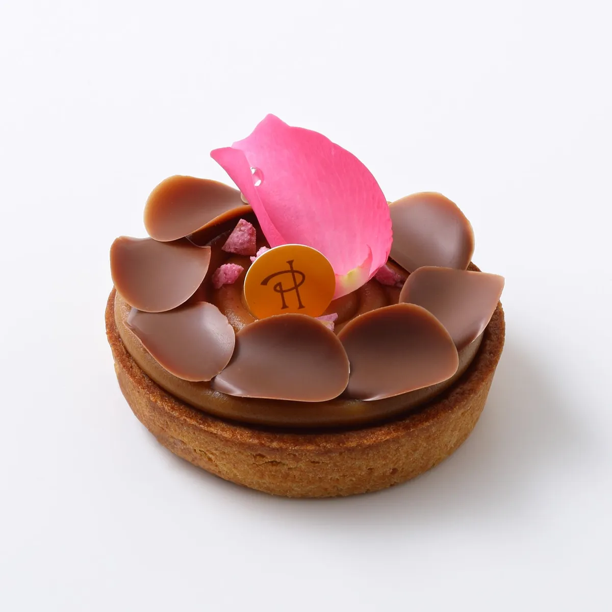 タルト生地にチョコの花びらと本物のバラを添えたローズ デ サーブルのアップ